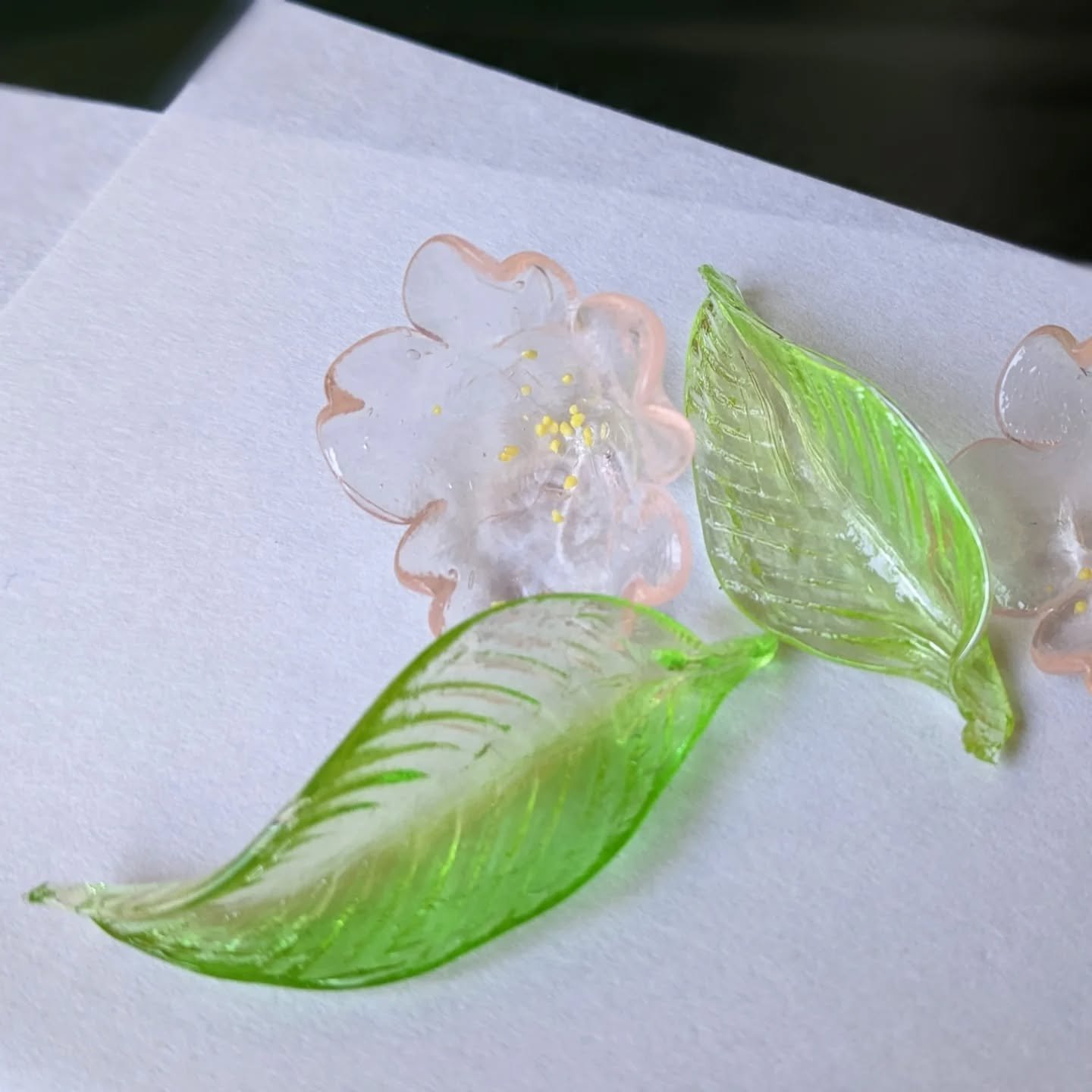 🌸SUGAR BLOSSOMS🍬

As delicate as glass, cherry blossom-shaped 'aruheitō' (有平糖) are some of the most stunning sweets served this season in the tearoom.
This type of sugar candy was brought to Japan by the Portuguese at the end of the Muromachi perio