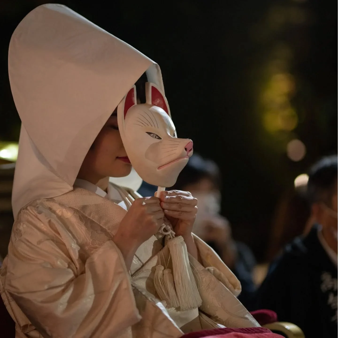 🦊THE FOX'S WEDDING❤️&zwj;🔥

Kōdai's "Kitsune no yomeiri" (狐の嫁入り "Fox's Wedding") once took place over 5 days, when the blossoms were at their peak.
Each evening two fox brides would make their way to a symbolic wedding, driven b