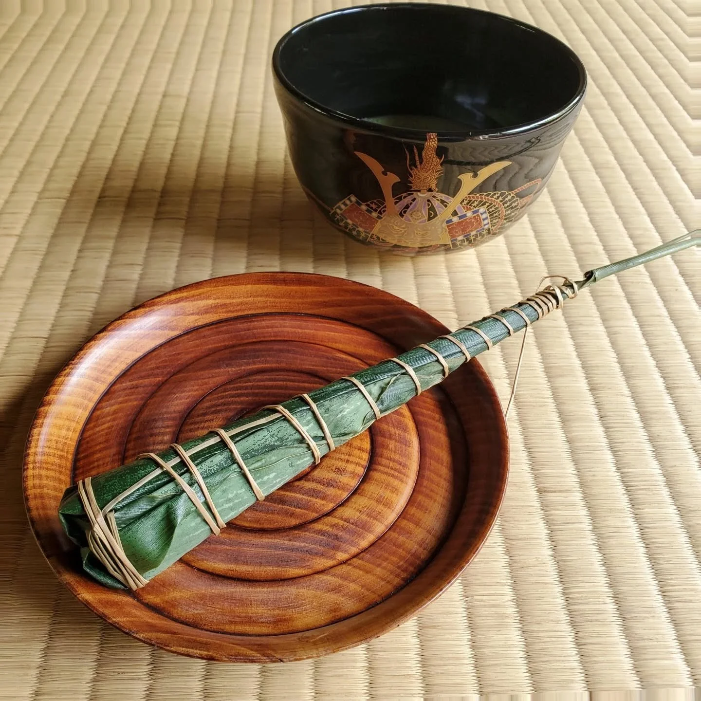 🍀LUCKY LEAVES✨

There are two sweets, both wrapped in leaves, that are absolutely essential for May 5th's "Children's Day": kashiwa mochi (かしわ餅/柏餅) and chimaki (ちまき/粽).

Three types of leaves, thanks to their symbolism, play an important r