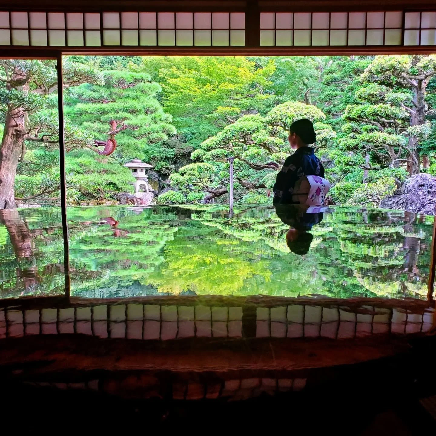 🌞🌿GREEN REFLECTIONS🪞☺️

looking into
the newly polished mirror
the servant faints
磨ぎたての鏡びっくり下女気絶
-anon

For a very brief moment each year Kyūtei Omuro (旧邸御室), an old villa close to Ninna-ji, is open to the public.
It is famed for a table!🤔🪞🌿

I