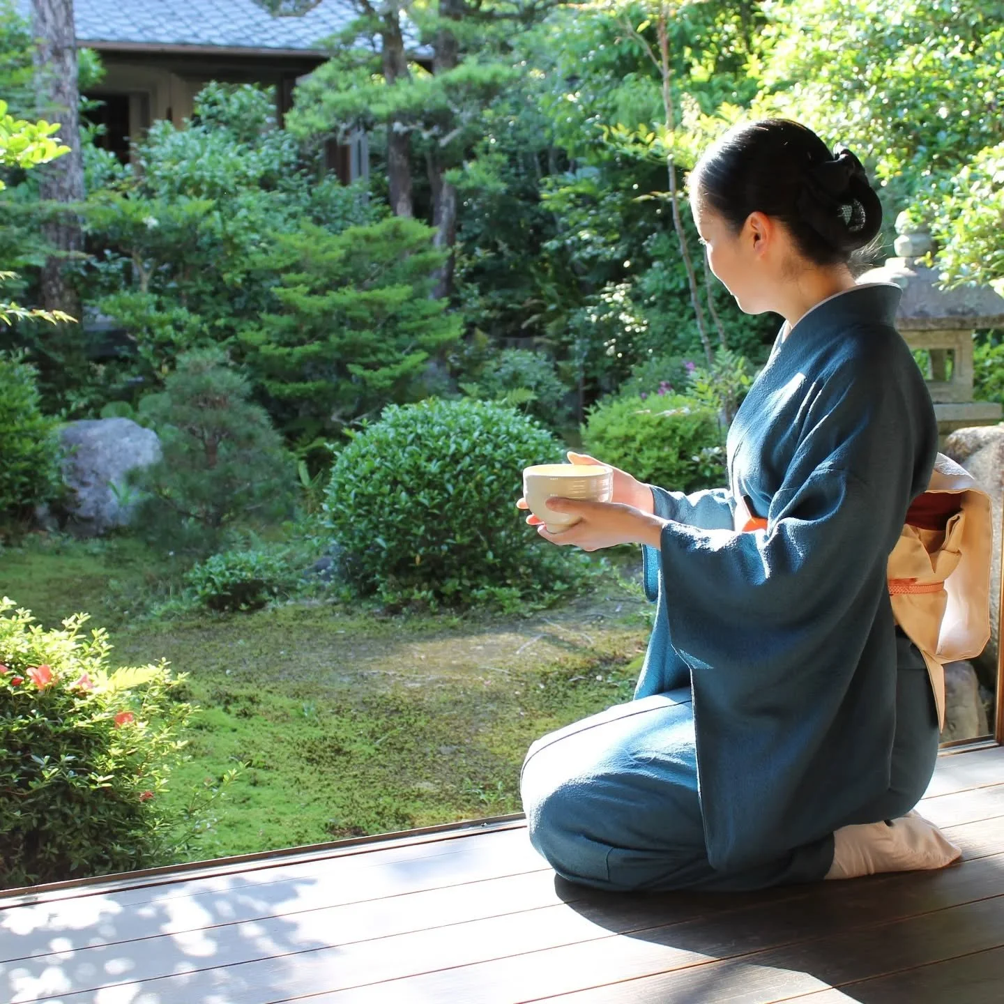 Morning matcha before the guests arrive🌿🍵✨

#CamelliaTeaCeremony #GardenTeahouse #matcha #Kyoto #teaceremony