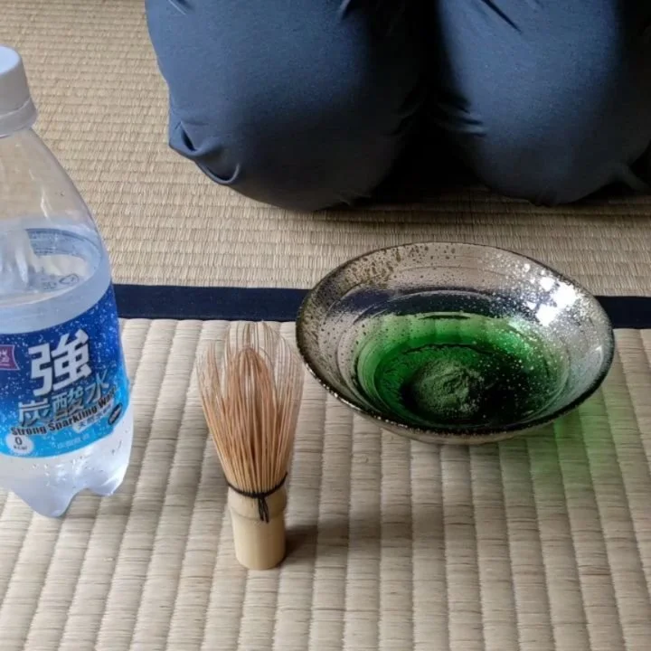 There has been a recent trend for enjoying sparkling matcha (yes, you did read that correctly)🤨

Naturally we got Nao-san to try some😅🥤🍾🍵✨

The verdict?
Well keep watching until the very end. Nao-san struggles to keep her poise...🤣

#Kyoto #京都 