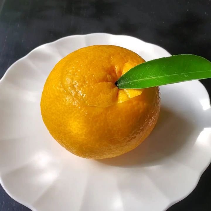 As Typhoon No.6 (Tropical Storm Jangmi) approaches the weather has become languorous here in Kyōto. Thankfully Oimatsu's (老松) refreshing 'natsukan-tō' (夏柑糖 'sugared Chinese citron') is here to give the afternoon a boost of energy 🍊🙌

Natsukan-tō ar