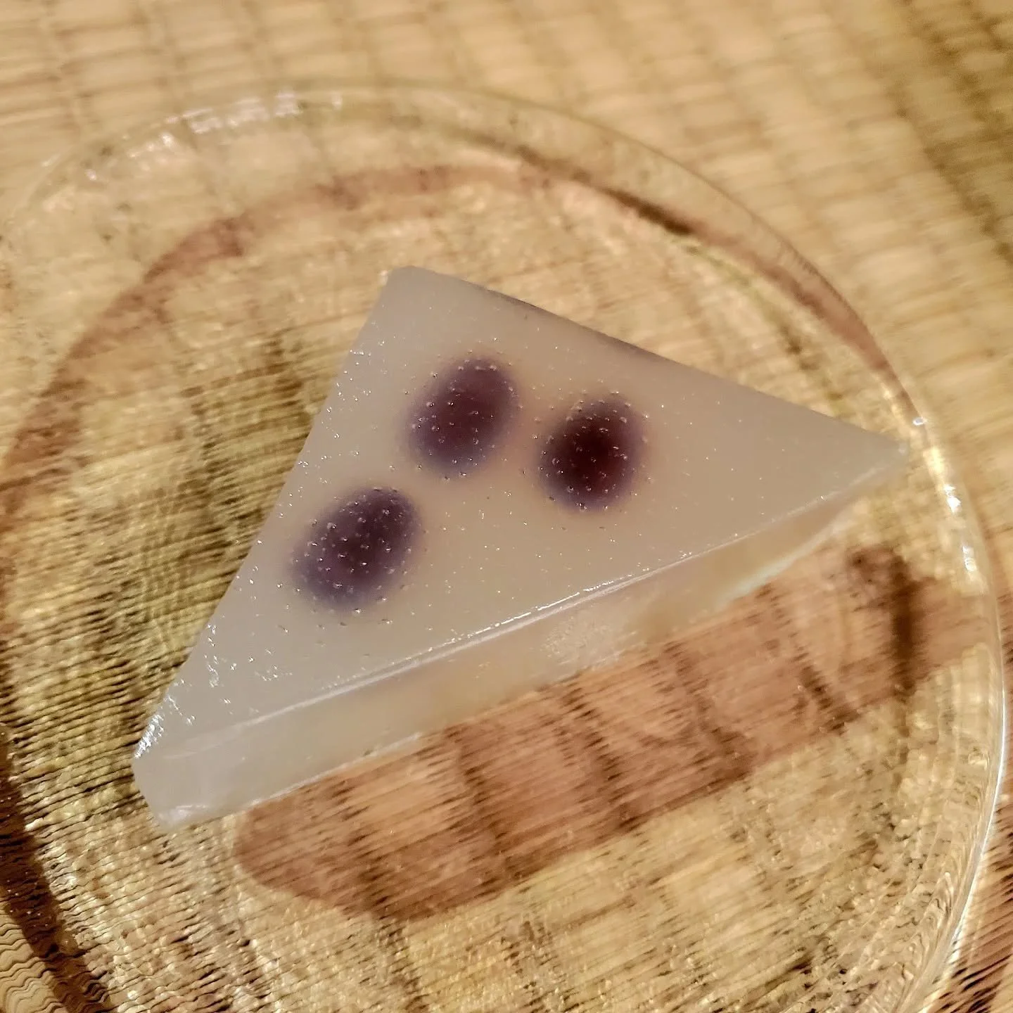 🧊A SLICE OF ICE📐

One sweet that arrives just in time for the fierce summer heat is 'minatsuki' (水無月 aka 'minazuki').

Like many of Kyōto's mid-year confections, minatsuki are not themselves cooling, but were designed to turn our thoughts to ice an