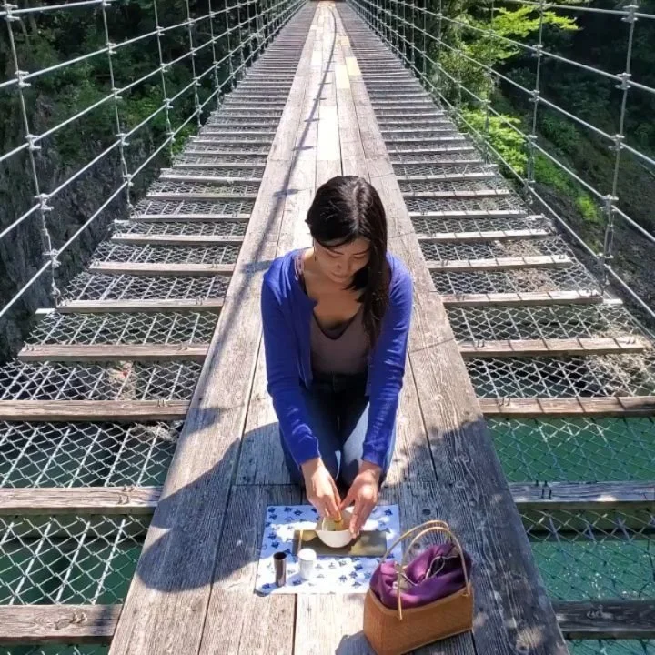 The hot weather is here, so it's time to roll out my TV program idea once again...
We send Nao-san and Atsuko-san to perform increasingly daredevil outdoor tea ceremonies🧗&zwj;♂️🍵

The Doro Gorge (瀞峡 'Doro-kyō') straddles the borders of Nara, Mie a