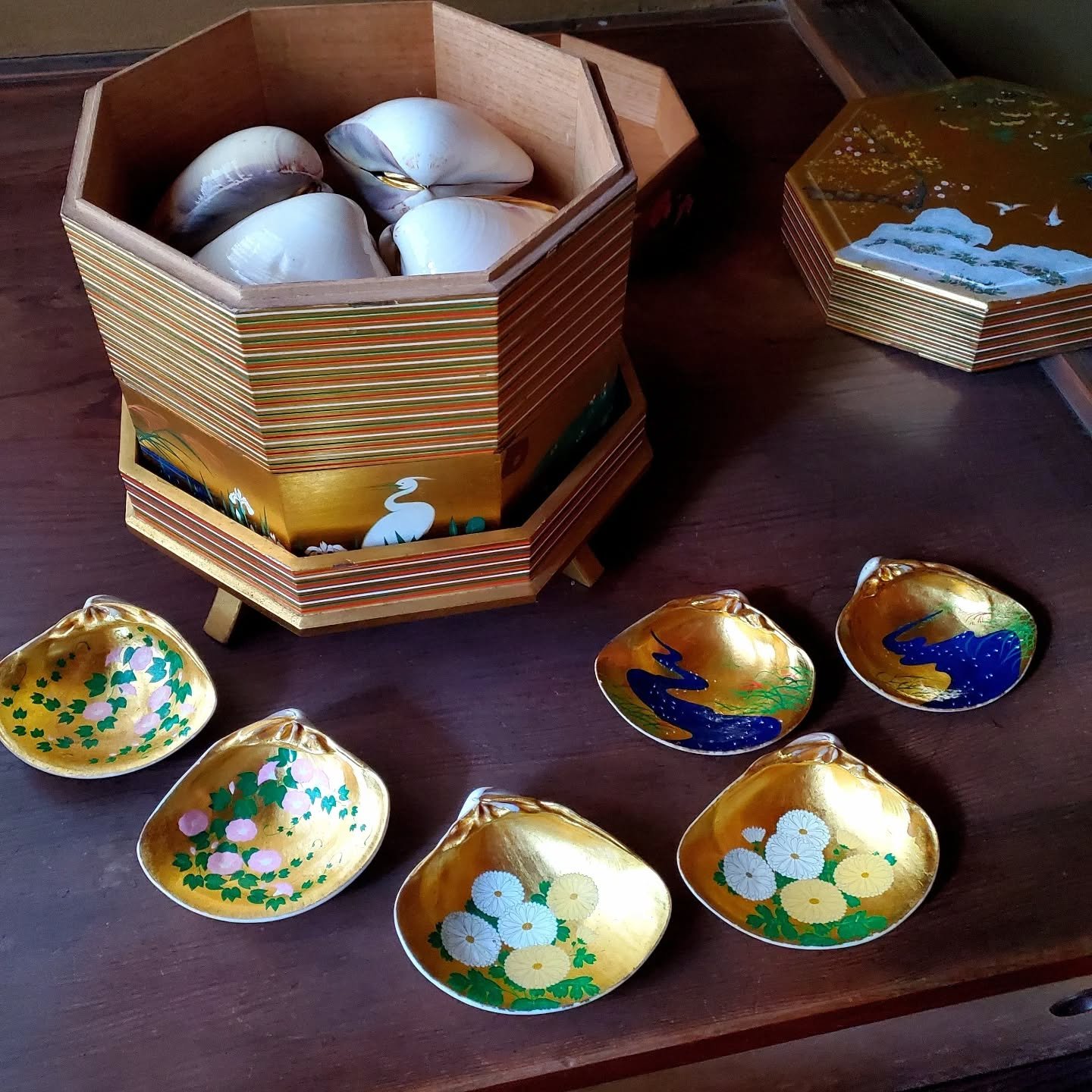 🐚SHELL GAME🎴

To while away those rainy afternoons...a game of 'kai-awase' (貝合わせ).
Traditional or seasonal scenes are painted in elaborate detail on the inside of shells. The aim of the game is to find pairs amongst the shells (each half related in