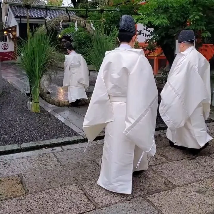 👣🌿RING OF PROTECTION🔄🙏

Shortly before the mid-point of the year giant rings of reed begin appearing in shrine precincts across the country.
'Chinowa' (茅の輪) are sacred portals, washing off the impurities gathered over the last six months and offe