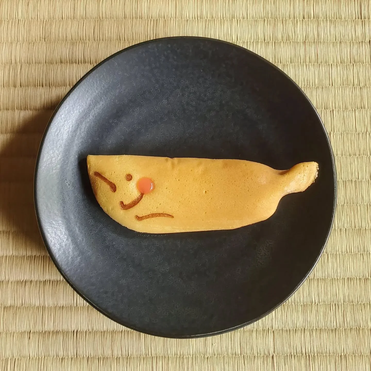🐟🎣FISH FANCIES🍽️😋

With all this rain forecast it seems fitting that today's snacks are fish themed. 

'Waka-ayu' (若鮎 'young sweetfish') are sold from late spring until summer's end, and although the sweets all look very similar, they have a mult