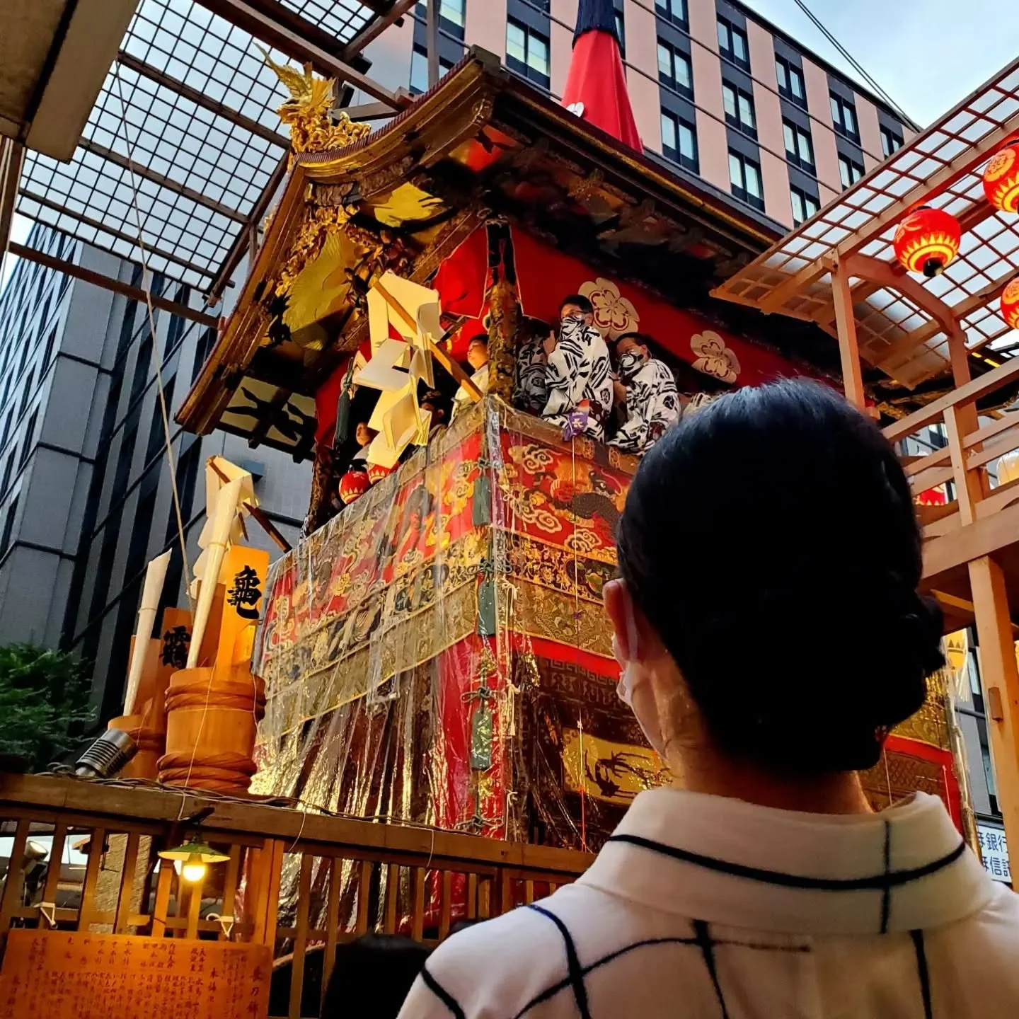 Summer in Kyōto is said to begin with the Gion Matsuri (祇園祭) and end with the Gozan-no-Okuribi (五山送り火) on August 16th🤔

The Gion Matsuri is one of Japan's most important festivals. It begins on July 1st and lasts the whole month, building to two par
