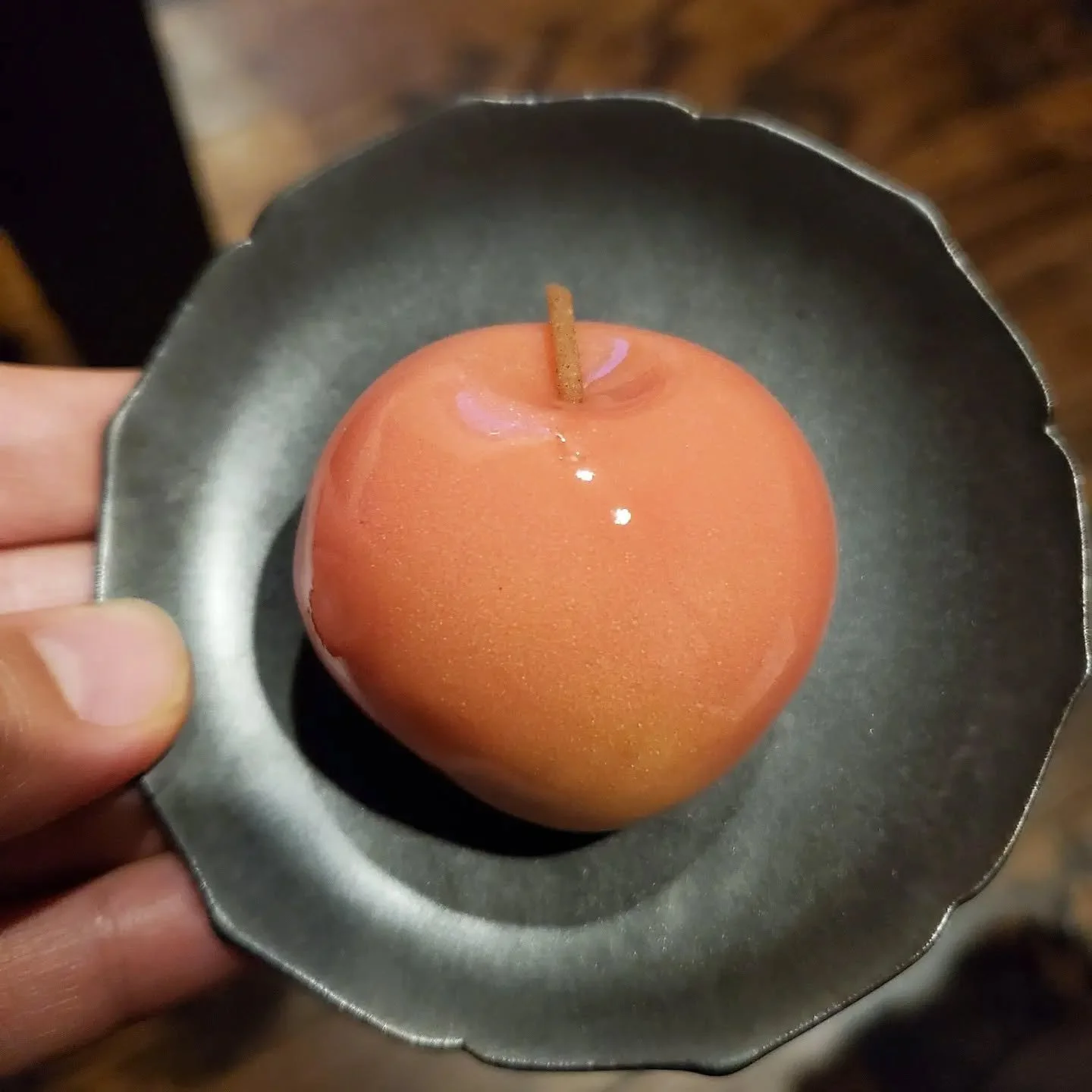 🍉🥒FRUIT AND VEG🍒🍑

There is something quite adorable about traditional sweets that mimic (or incorporate) seasonal fruit and vegetables.

#Kyoto #wagashi #和菓子 #sweets #kyoyasai 

🍎Yoshinaga Kameya's (亀屋良長) glossy 'ringo' (林檎) is filled with a ca