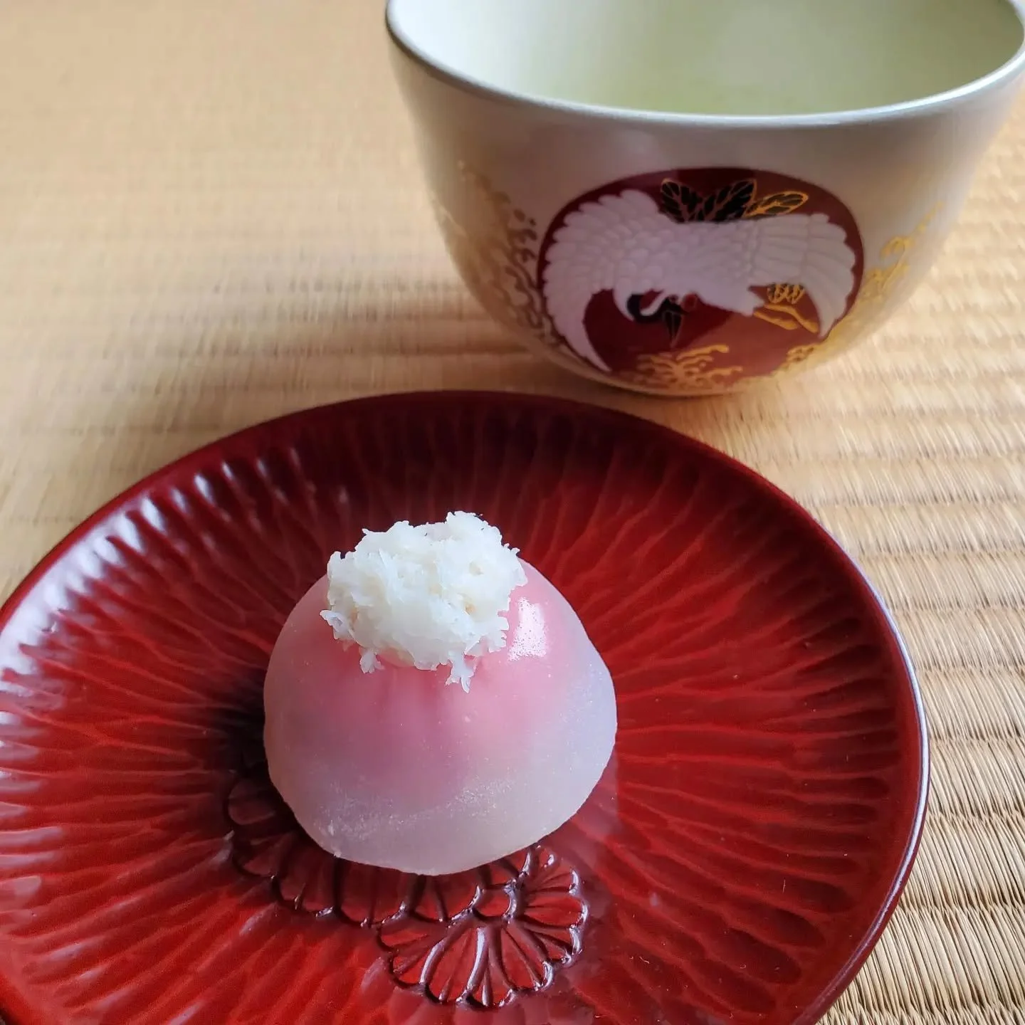 🍶THE CHRYSANTHEMUM FESTIVAL💦

'Chōyō-no-Sekku' (重陽の宴) was 1 of 5 seasonal festivals imported from the mainland and celebrated by the imperial court.
Held on the 9th day of the 9th month, it became familiarly known as 'Kiku-no-Sekku' (菊の節句), the 'Fe