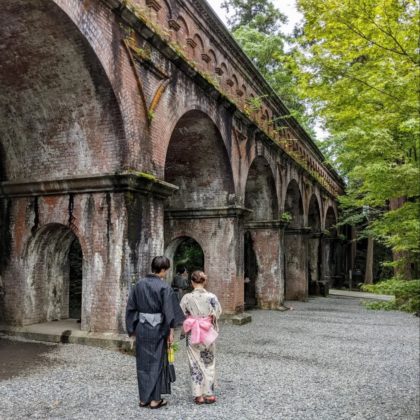 One of the most unusual remnants of the Lake Biwa Canal is a very European looking aqueduct🌉🌊

Completed in 1888, the 93m long and 14m high 'suirokaku' (水路閣) is Japan's only aqueduct.
All but concealed within Nanzen-ji's (南禅寺) grounds, the aqueduct