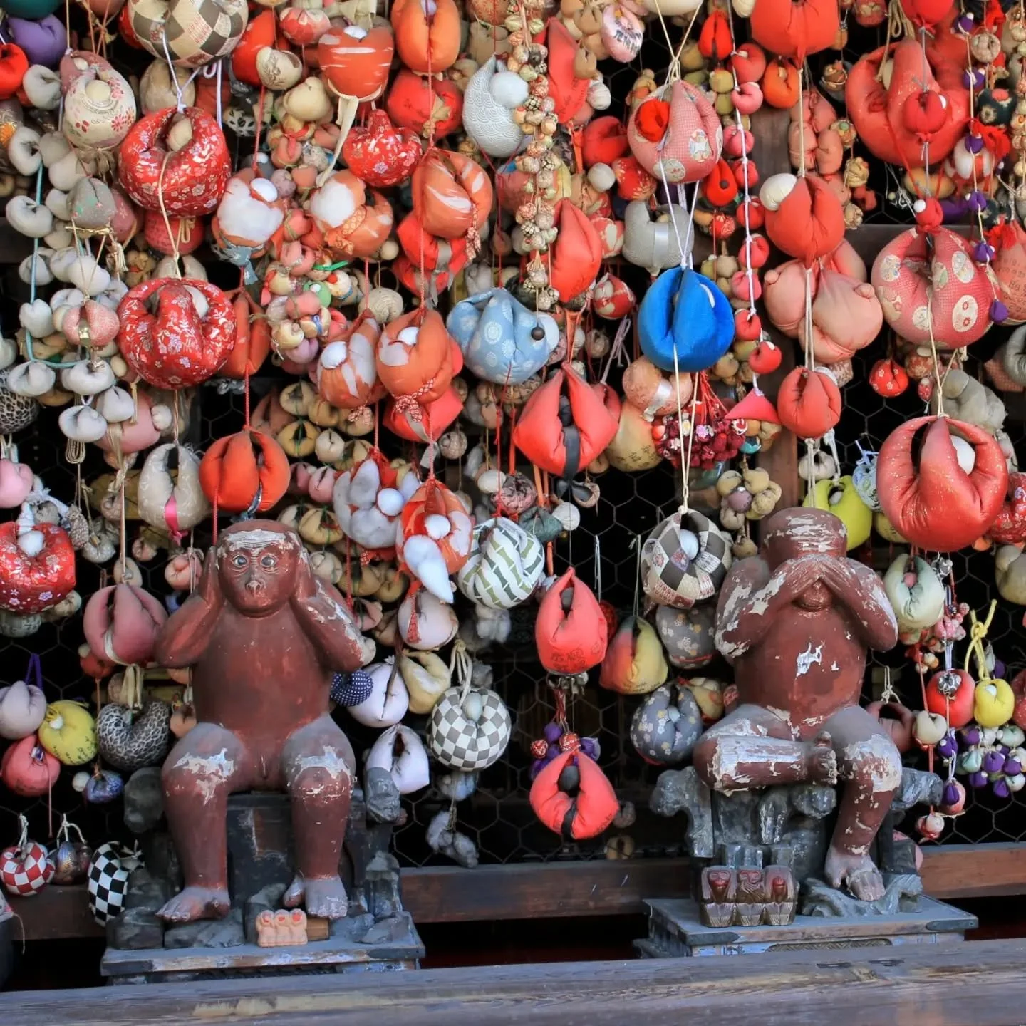 🐒🧵🙏KUKURIZARU🙈🙉🙊

When walking through the neighbourhoods that fan down from Kiyomizu-dera to Gion, you may notice some oddly shaped talismans hung outside homes and businesses.

Kukurizaru (くくり猿), small balls of cloth, represent bound monkeys,