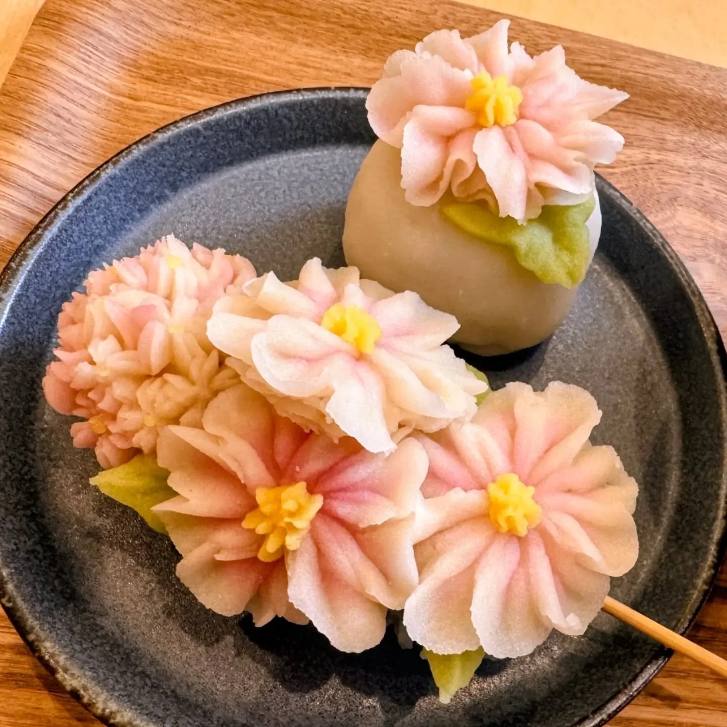 We have visited a fair few sweet workshops in our time, but creating 'an flowers' at "Full Moon" in Ōsaka was something quite unique.

Under the direction of Tsujikawa-san we learnt to create two kinds of confections: daifuku (mochi wrapped