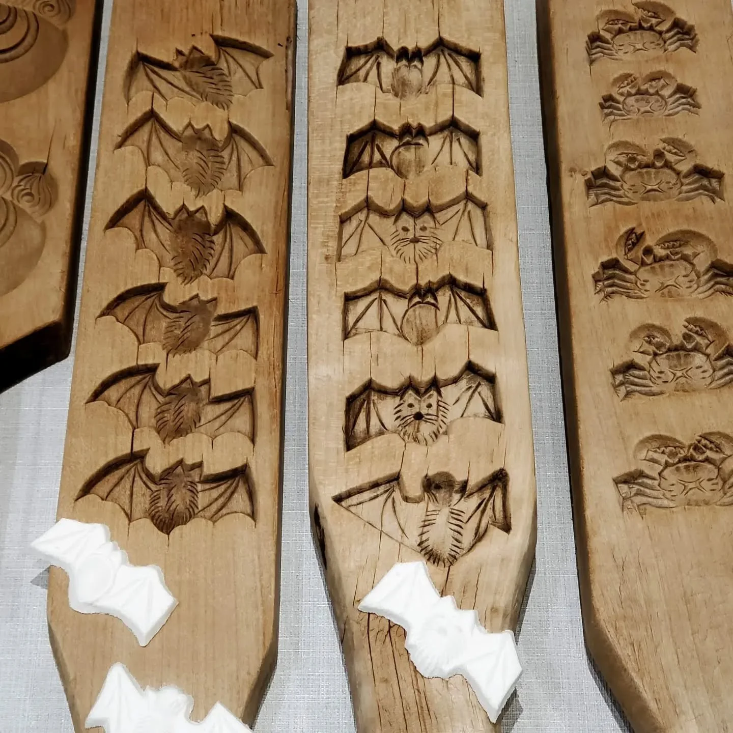 👏MOULDING GOOD FORTUNE🍬

2 types of sweets are typically used in tea gatherings: higashi (干菓子) for usu-cha (薄茶 'thin matcha') and omogashi (主菓子) for koi-cha (濃茶 'thick matcha').
Higashi is a type of dry confectionery, whereas omogashi are fresh swe