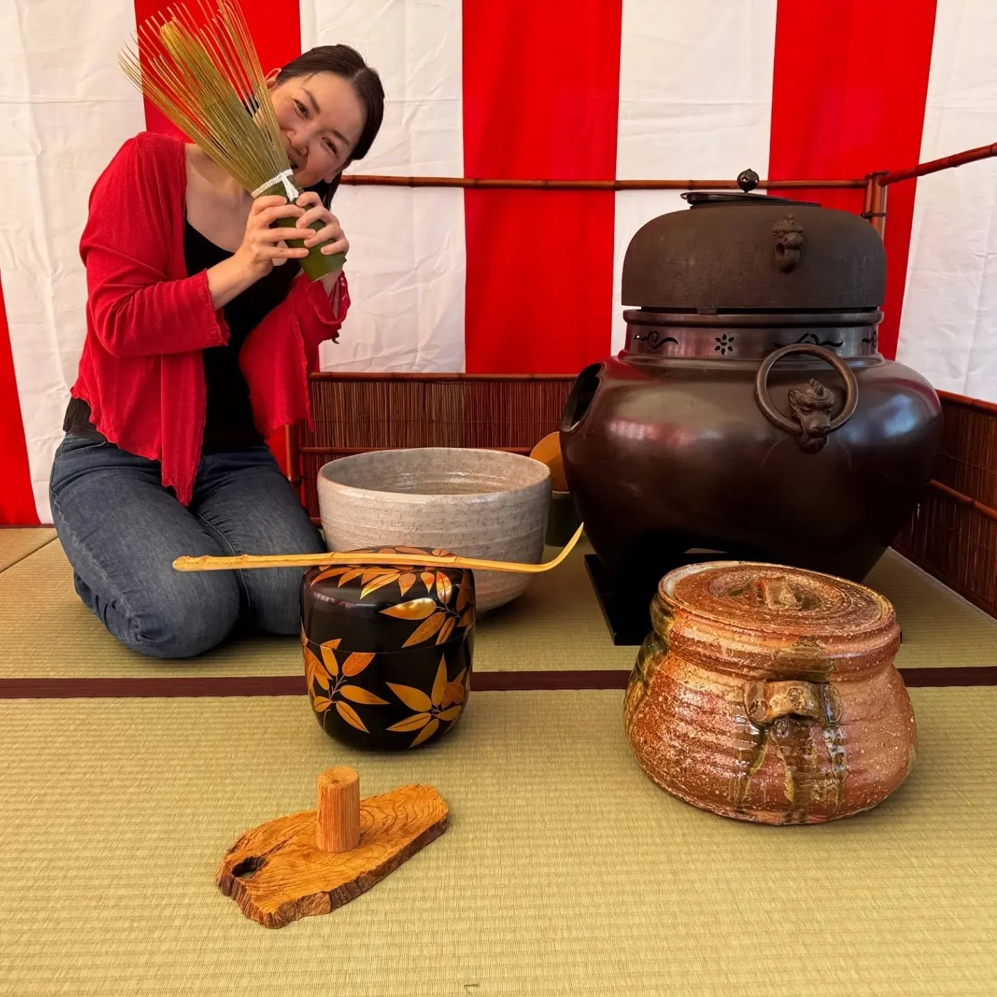 🍵📏TEA CEREMONY FOR GIANTS🫨💪

As part of the annual Takayama Takeakari lantern festival (高山竹あかり) a very special tea ceremony is held within the grounds of Takayama Chikurin-en.
If you ever wanted to feel like one of The Borrowers then this is the 