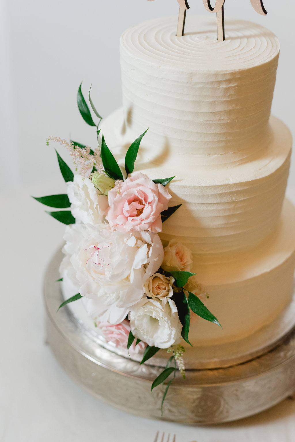 Wedding cake with flowers for Pittsburgh wedding at Kimpton Hotel Monaco