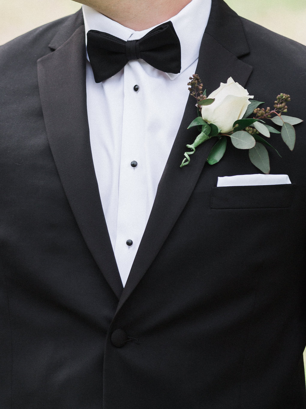 White wedding boutonniere for chic wedding in Buffalo, NY planned by Exhale Events. Find more timeless wedding inspiration at exhale-events.com!