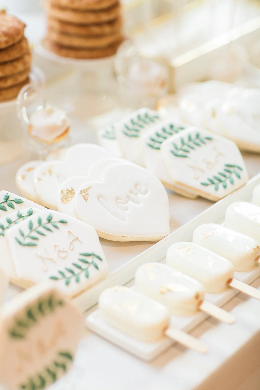 Wedding dessert ideas for chic wedding in Buffalo, NY planned by Exhale Events. Find more timeless wedding inspiration at exhale-events.com!