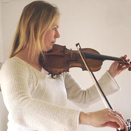 Mascha Playing Viollin