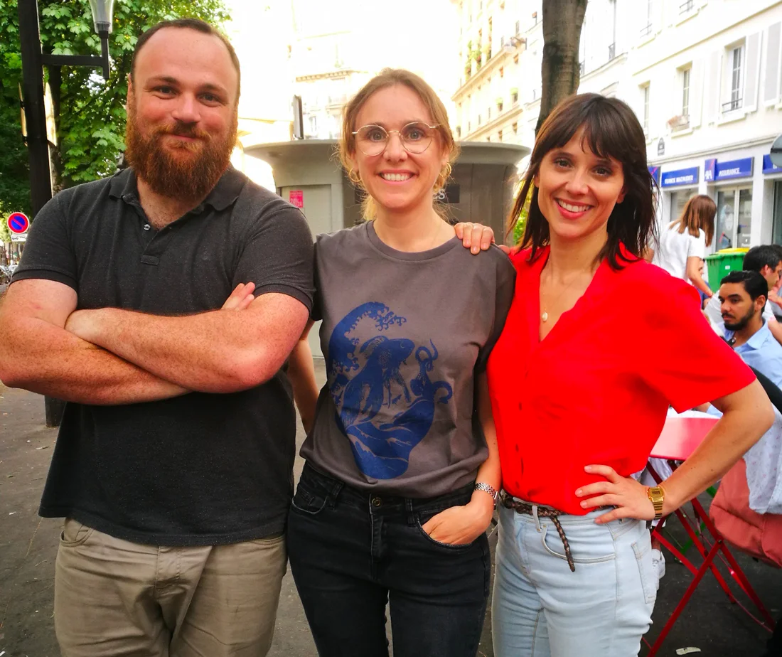 Guillaume Perennes, chargé de mission , Claire Mesguish, directrice artistique bénévole, qui porte le Ttshirt Musca La Vague , et Mélanie Taravant, l'une des fondatrices. © photo : Constance Lacorne