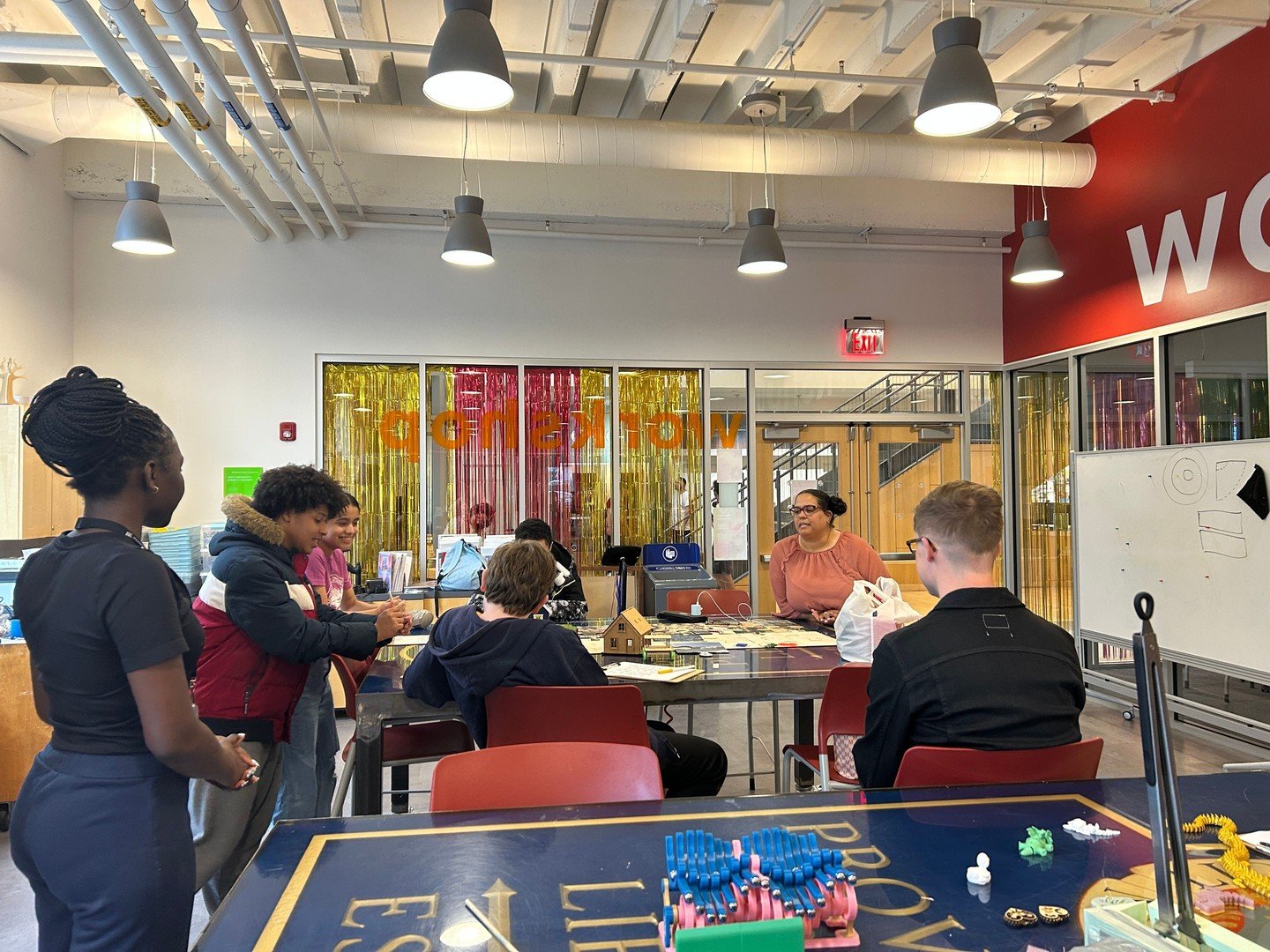 Our Discover: Digital Fab students recently took their learning beyond the studio with a field trip to the PPL MakerSpace! 🏛️✨ They got an inside look at this incredible free community resource, exploring the many fabrication tools, prototypes, and 