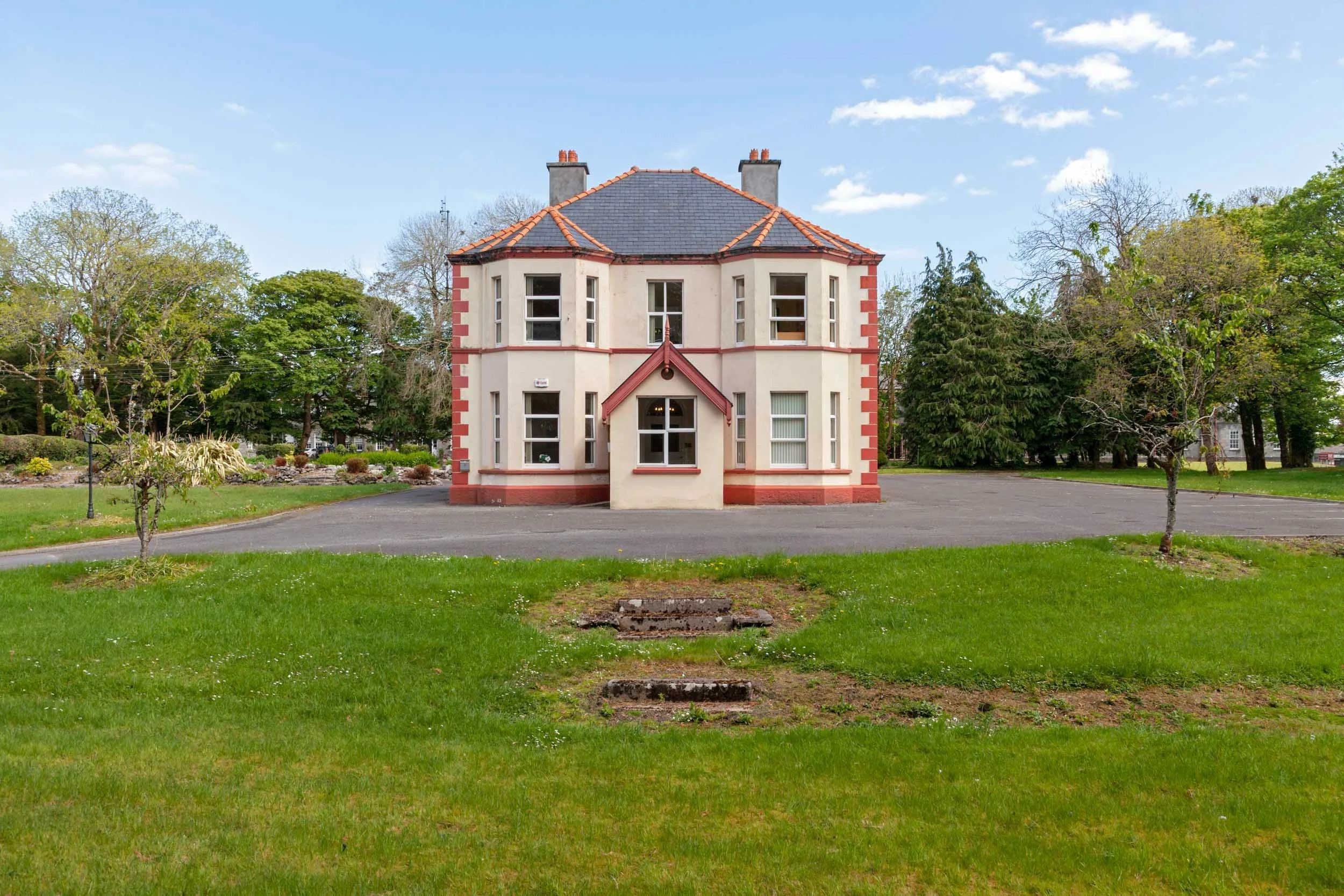   St. Mary’s Hospital, Castlebar, Mayo (previously Castlebar District Lunatic Asylum, latterly ATU Mayo Campus)   Est: 1866 - Closed: 2006  Resident Medical Superintendents gained substantial detached dwellings commensurate with their social standing