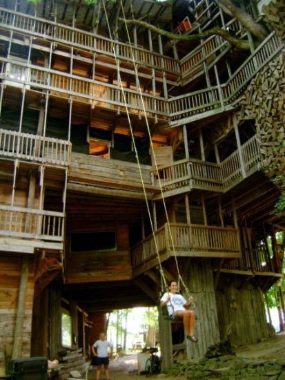 Ministers-House-in-Crossville-Tenessee.-The-largest-tree-house-in-the-world..jpg