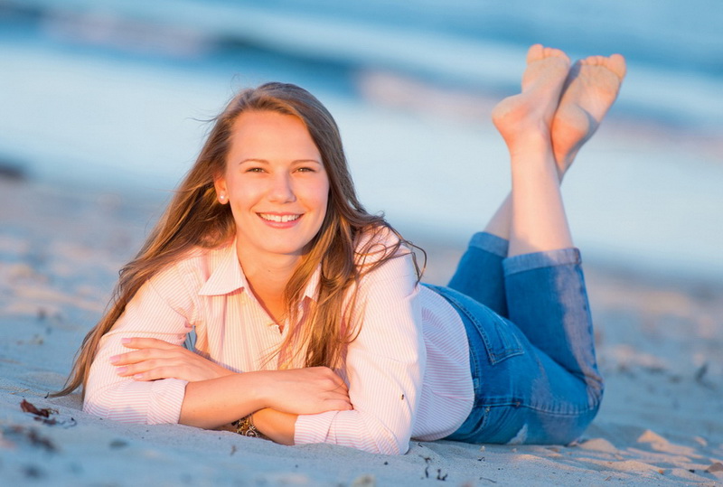 senior portrait on the beach 24.jpg