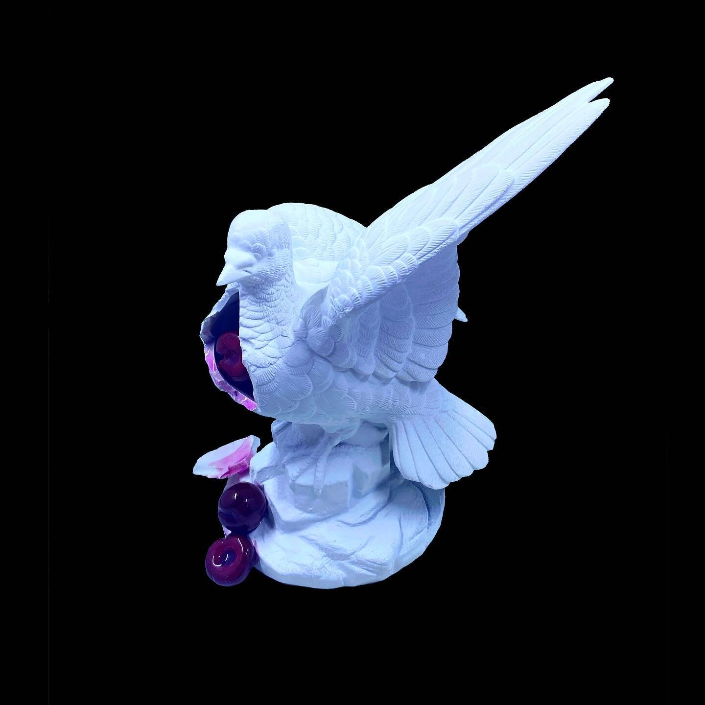 🍒🥧🕊🥧🍒
.
#sculpture #art #horror #3DCollage #mixedmediaart #pigeon #dove