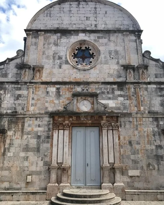 Beautiful church in the quaint village of Stari Grad Croatia.
*
*
*
#Croatia #Church #Traveller #Architecture #Exteriors #History