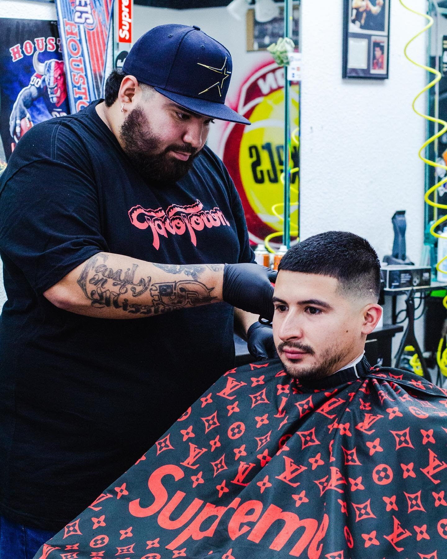 Big Nate in the cut! Download @thecutapp to book with us! 📸: @stevenarocho -
-
-

#houston #houstonbarbers #fades #southhouston #htx #tacotown