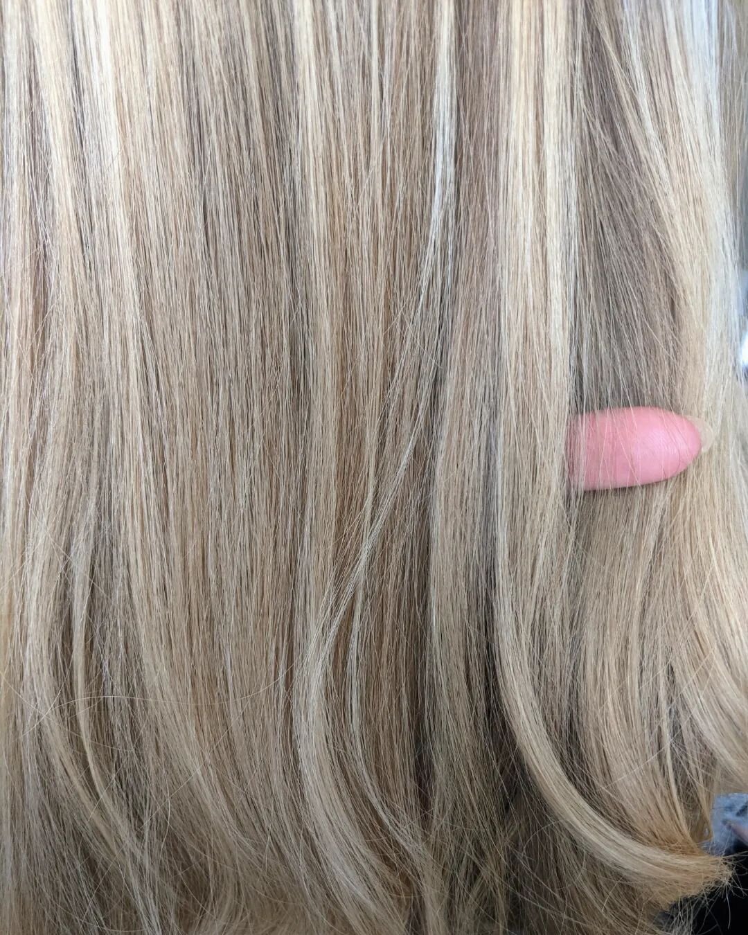 .
&bull; Healthy Hair Movement &bull;
.
.
Maintaining the integrity of hair even if colored #balayage 
.
#ilesformula #redkencolorist #travelinghairstylist #yourhairbutbetter #brunettes #honeyblonde #chocolate #summerdays #dessange #highlights #augus