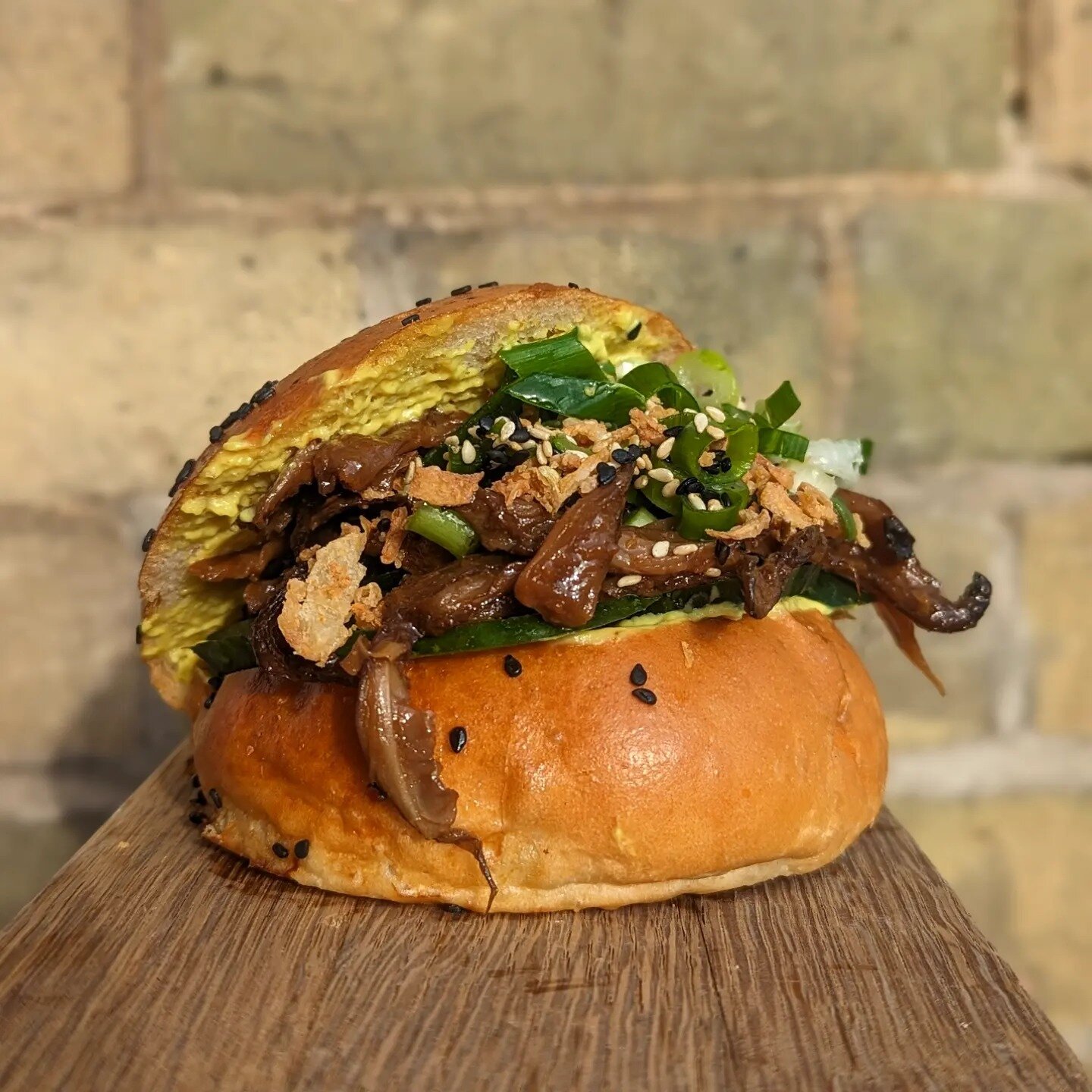 HOISIN MUSHROOM BRIOCHE 

oyster mushrooms, Shaoxing turmeric mayo, tamari sesame seeds, spring onion, cucumber, crispy onion YUMBUMBAROONIE

#veganlondon #veganbrioche #hoisin #vegancafe #plantbased