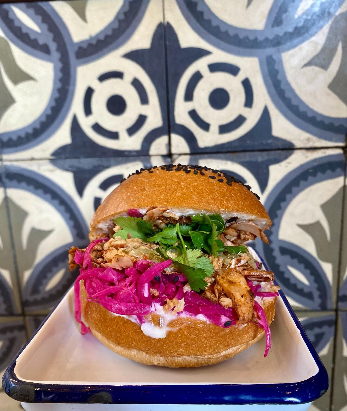 You&rsquo;d be a jerk to miss out on this colourful concoction of deliciousness -
BBQ Jerk Jackfruit, Lime Coleslaw, Pineapple Scotch Bonnet Salsa, Crispy Onions &amp; Corianderrrr on a soft black seeded brioche bun 😮&zwj;💨