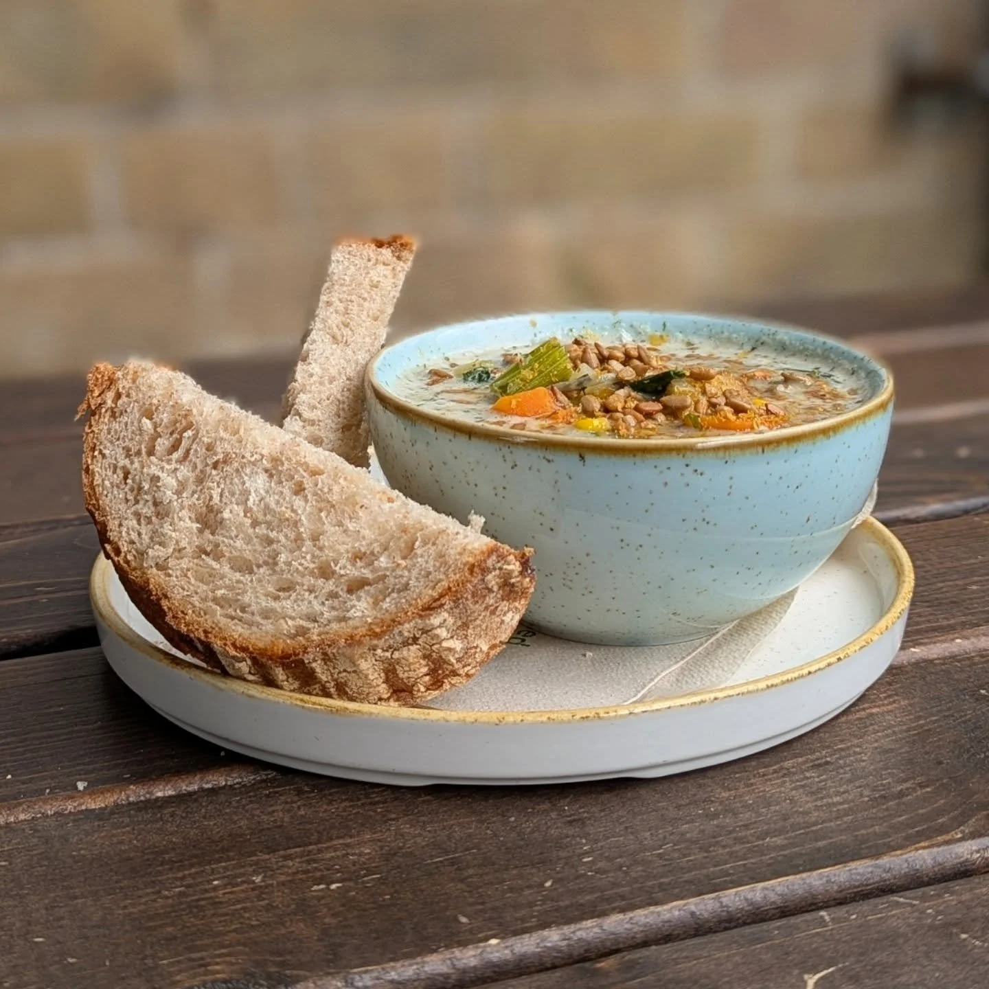 creamy chowder packed with sweetcorn, carrot, potato, leeks, spinach, chives, dill, spring onions etc, topped with sunflower seed 'parmesan' and served with a wedge of wholemeal bread (or gf toast).

#soup #vegan #veganlondon #vegansoup #chowder #cru