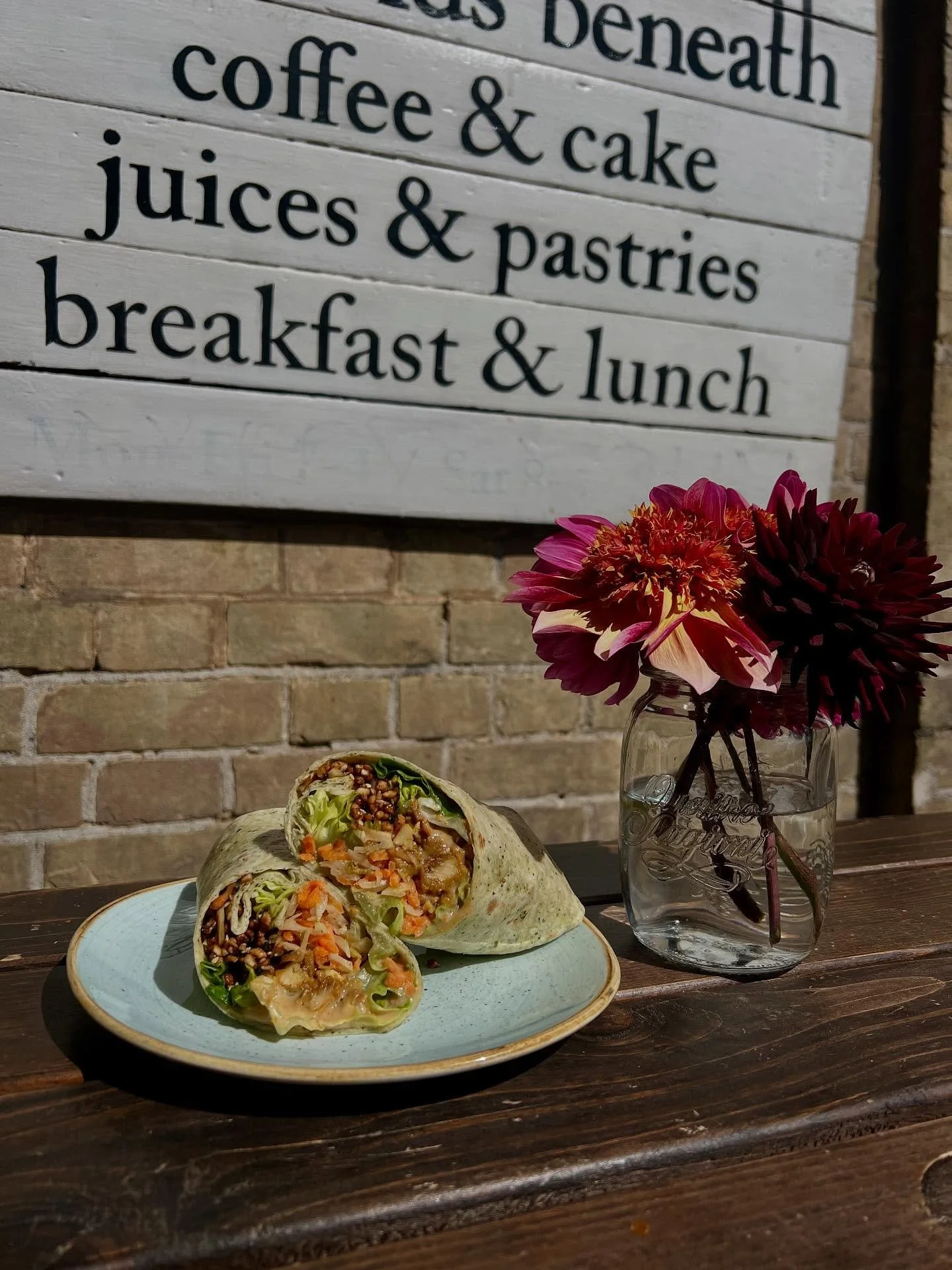 Super savoury nutty, crunchy &amp; fresh Thai inspired Peanut Tofu Wrap 🌯 

Peanut Tofu, Peanut Sauce, Pickled Carrot &amp; Canbage, Lettuce, Cucumber, Toasted Peanut &amp; Sesame, Coriander 🥜

Might even be too delicious 

#vegansandwich #veganlon