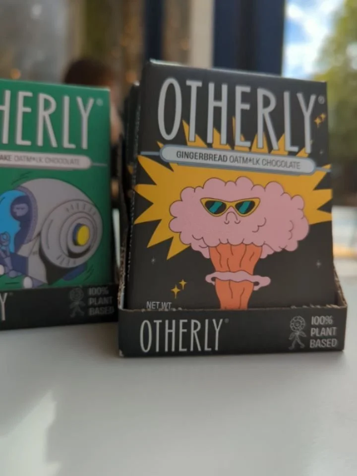 last time we got this chocolate in, someone stole 2 whole boxes lol I hope that doesn't happen again 🤞 obsessed with their packaging (also really tasty)

now with smaller bars for snacky snacks

#vegan #chocolate #veganchocolate #otherly