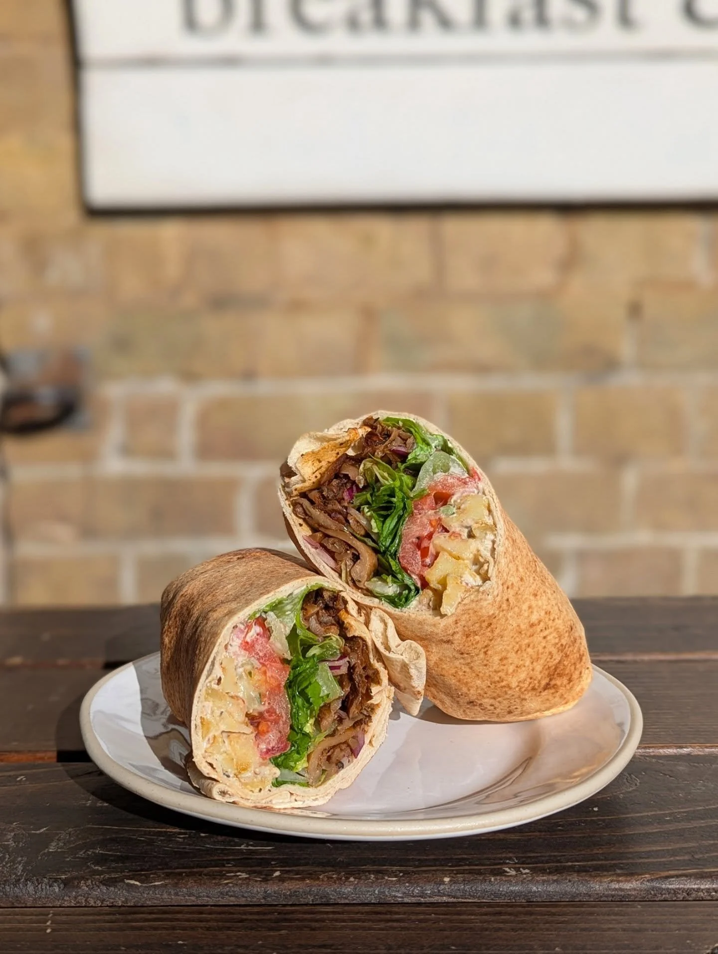 The mushroom gyros is back again ! Gorgeous Lebanese style flatbread full of fresh lettuce, tomato, onion, tzatziki, olive tahini, oyster mushroom and spiced potato. Hearty, crunchy, so so delicious

#vegan #veganlondon #vegangyros #gyros