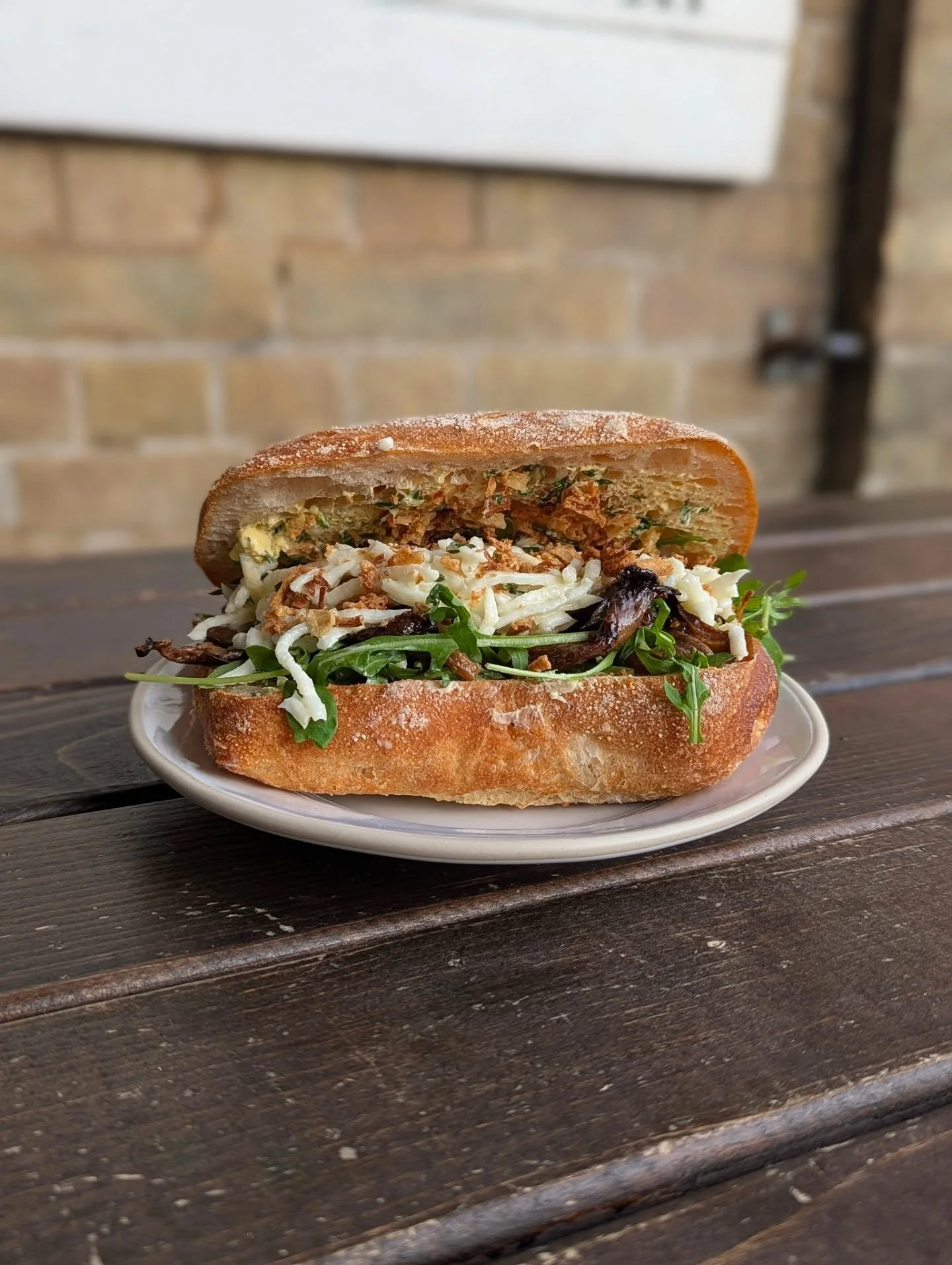 better late than never...the SANDWICH.

garlic &amp; chive butter, smoky roasted oyster mushrooms, rocket, celeriac remoulade &amp; crispy onions nestled in a ciabatta. Earthy, creamy, crunchy, delicious.

#vegan #veganlondon #vegancafe #remoulade
