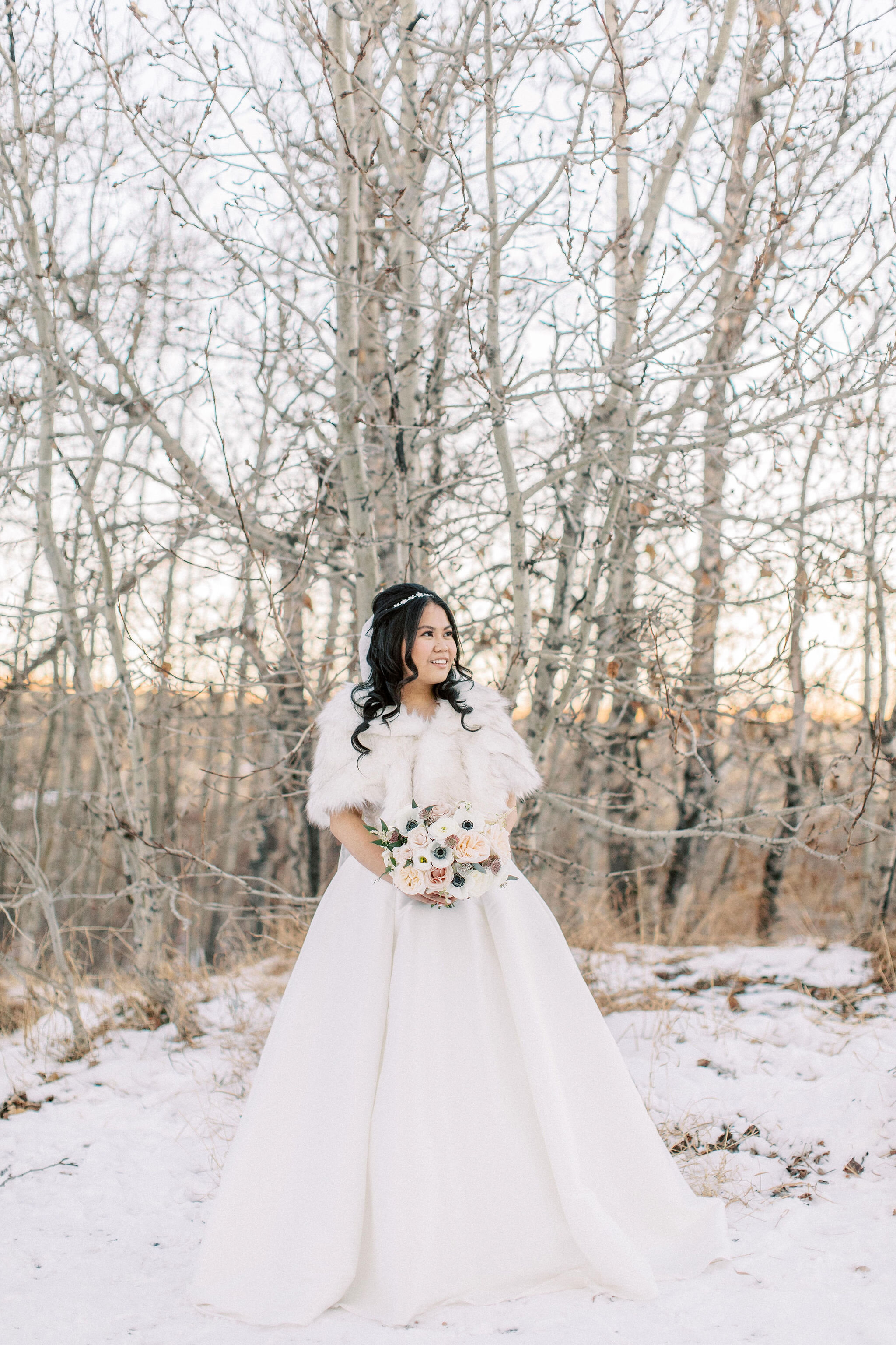 Calgary bride with fur shawl, Winter wedding Calgary.jpg