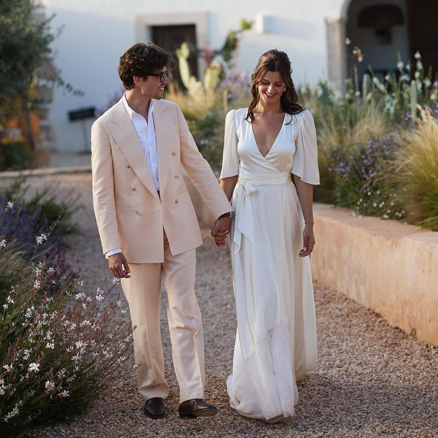 Elien &amp; Tim&rsquo;s wedding at the beautiful Junto House, nestled in the idyllic northwest of Ibiza, was all very elegant and a lot of fun! Thank you for letting me be a part of it. @elienweytjens @timmichaelbaert 

Venue @juntos.house st
Flowers