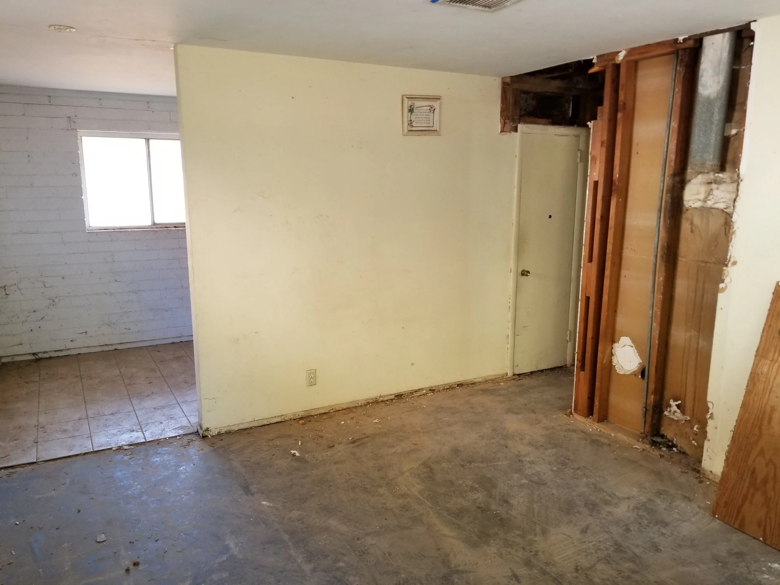 Demo living & hallway