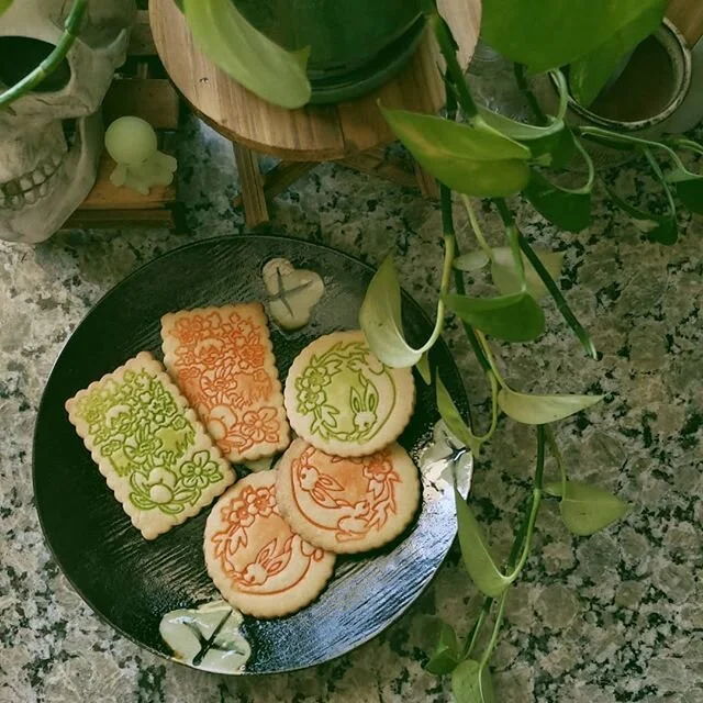 Cookies from custom stamps I had made! Because it was so intricate it was so tedious to do but fun in the end. Sad I cant share with my friends coworkers and family at the moment 😞