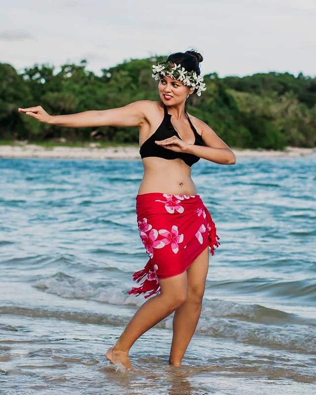 &ldquo;Dance is the hidden language of the soul.&rdquo; ― Martha Graham .
.
📸 @rayoflightfiji 🌸 @tadra_flowers
💄 @totokahairfiji @palavi_so_niya
.
.
.
.
.
🌺 #fijimodel #tadraflowers #eurasianmodel #pacificislander #islanddance #islandbeauty