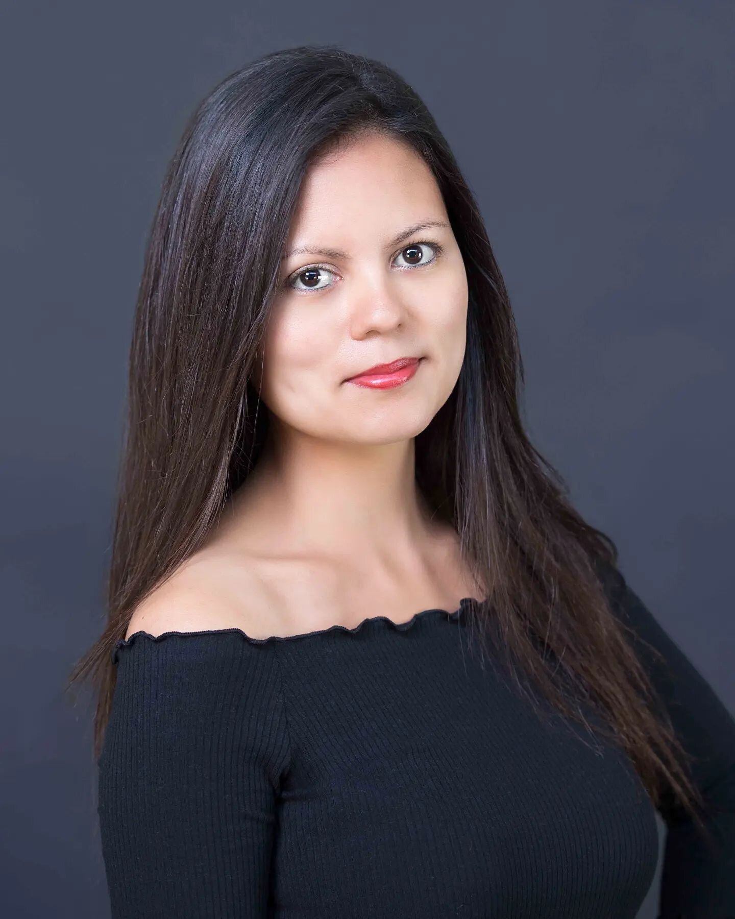 &quot;The most alluring thing a woman can have is confidence.&rdquo;🖤

~Beyonc&eacute;

#redlipstick #studioshoot #modeling #portfolio #portraitshoot #portraitphotographer #beautiful #portraitfestival #portraitmood #portraitpage #halfpinay #halfgerm