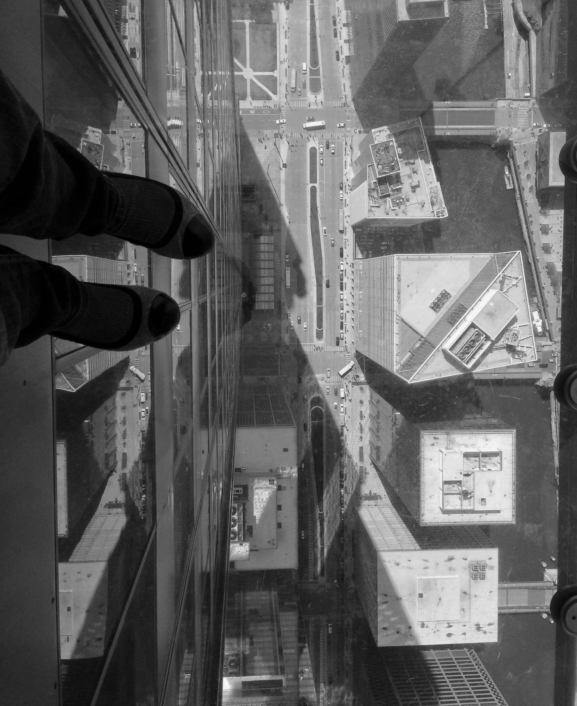  Looking down from the Willis Tower (Sears Tower) Skydeck in Chicago. 