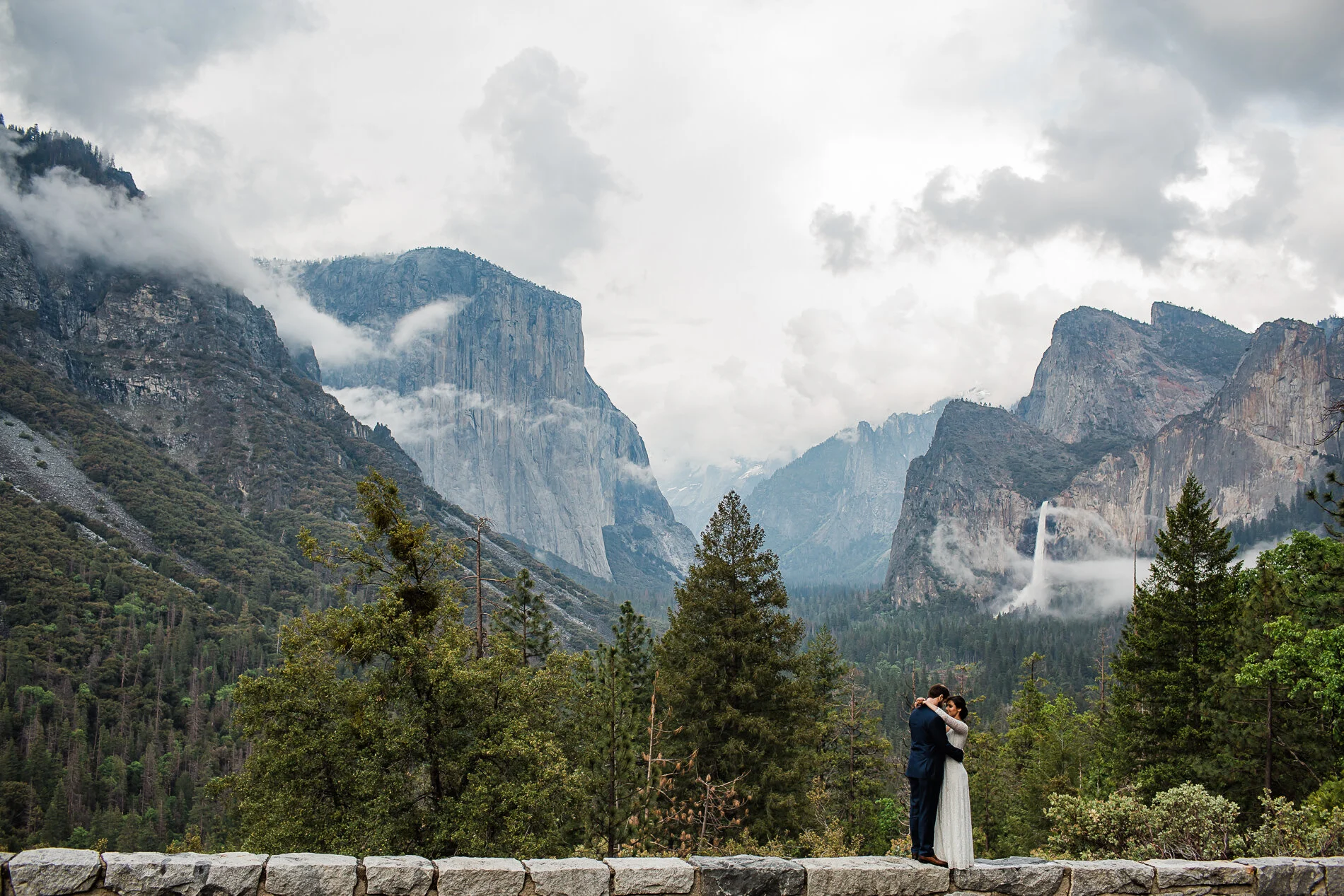 Yosemite-Tunnel-View-Bride-and-groom-1.JPG