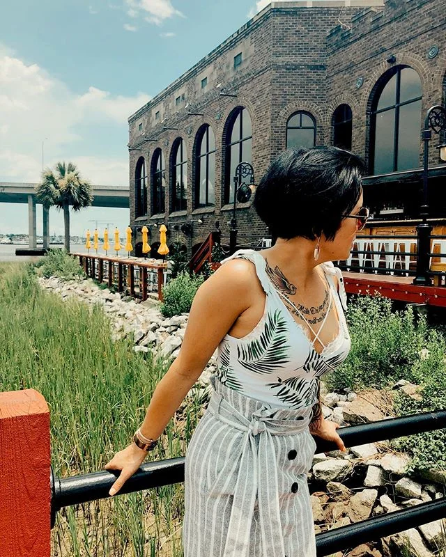Enjoying a mini vaca in @explorecharleston π΄π
.
Body Suit + Skirt: @hm
Lifestyle Account: @lifeoflaceyo
#cdrestaurant .
#laceyophotography #lifeoflaceyo #southcarolinaliving #southcarolina #fitmomlife #dcblogger #washingtondcphotographer #travelstyle #summerstyles #summeroutfit #hm