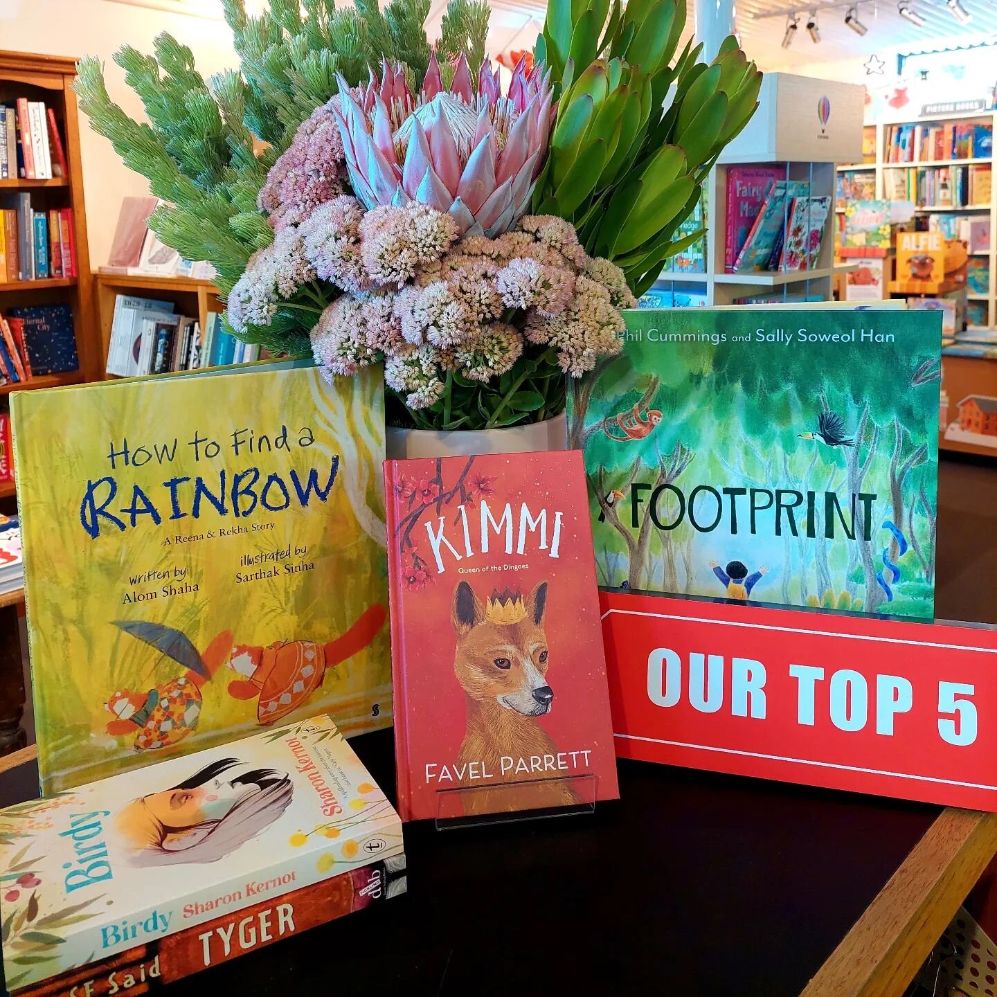 📚 Our Weekly Top 🖐 📚 

Happy first day of March readers! We think the hazy golden days of early Autumn make for a beautiful reading backdrop 😉 🌄 Here are your current favourites ❤ 

Two absolutely spectacular picture books; both in soft, verdant